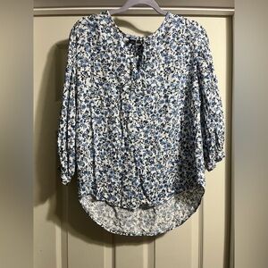 Caslon Women’s Blouse with a nice floral detail